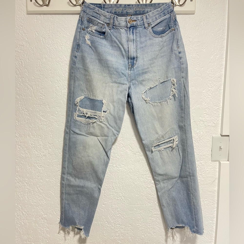 AE JEANS. SIZE 8. BOYFRIEND FIT, DISTRESSED. LIGHT BLUE.